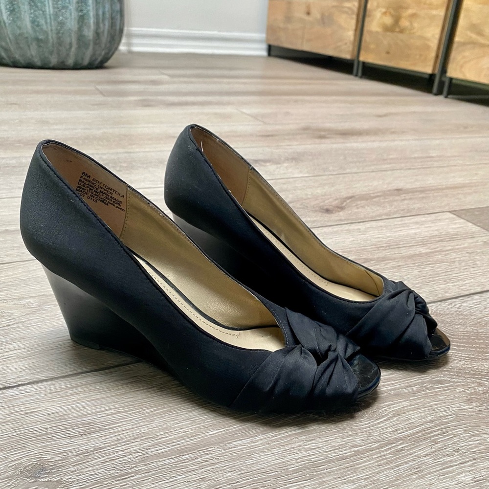 BLACK BANDOLINO SATIN HEELS